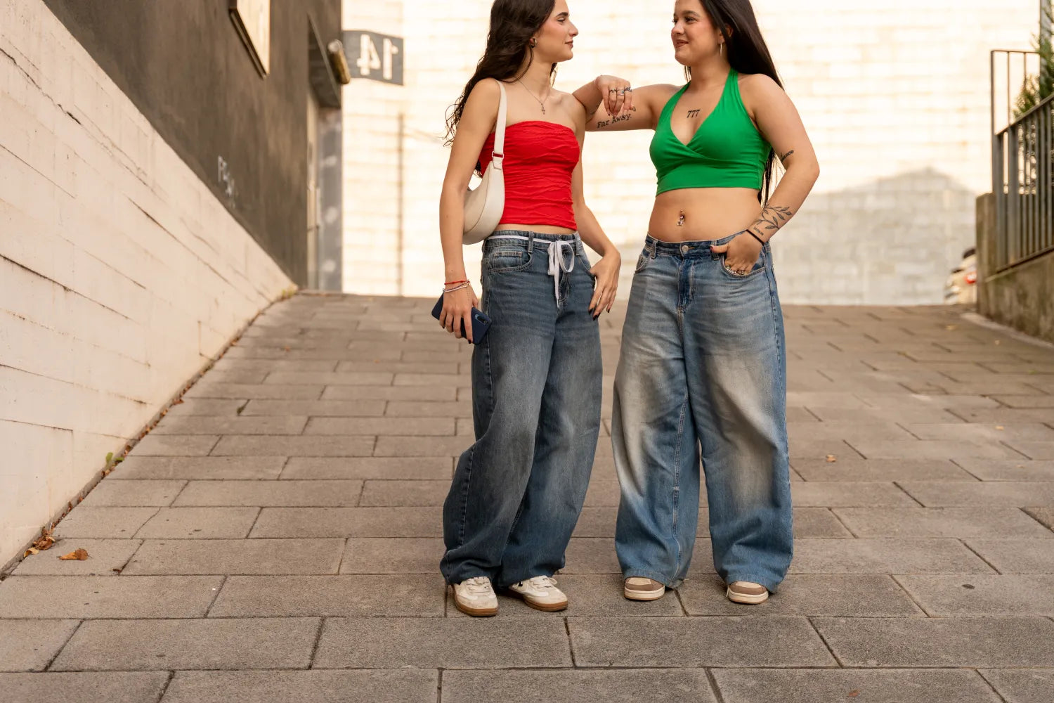 What To Wear With Wide-Leg Jeans?