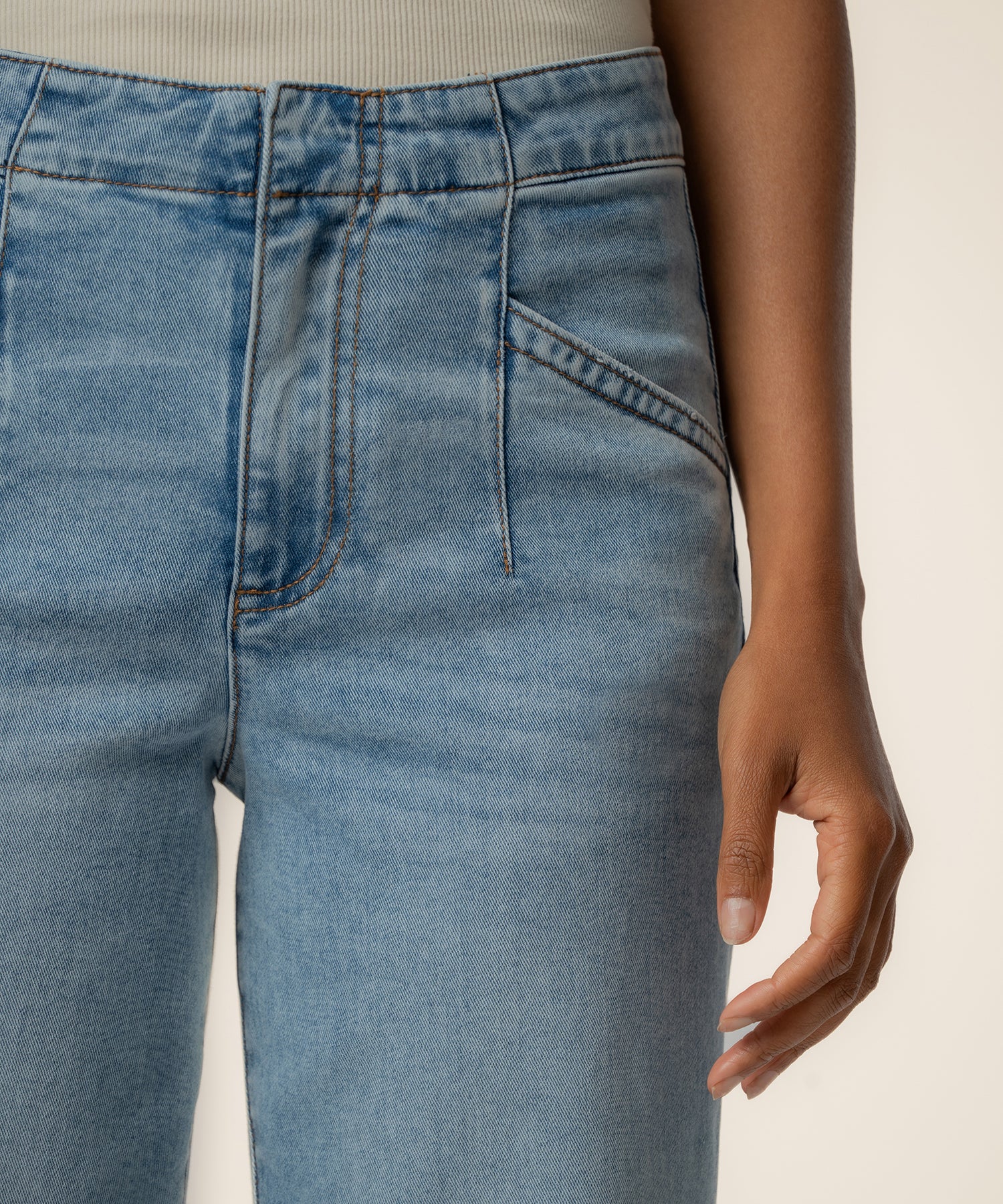 Charlotte High Rise Straight Leg in Contact Wash