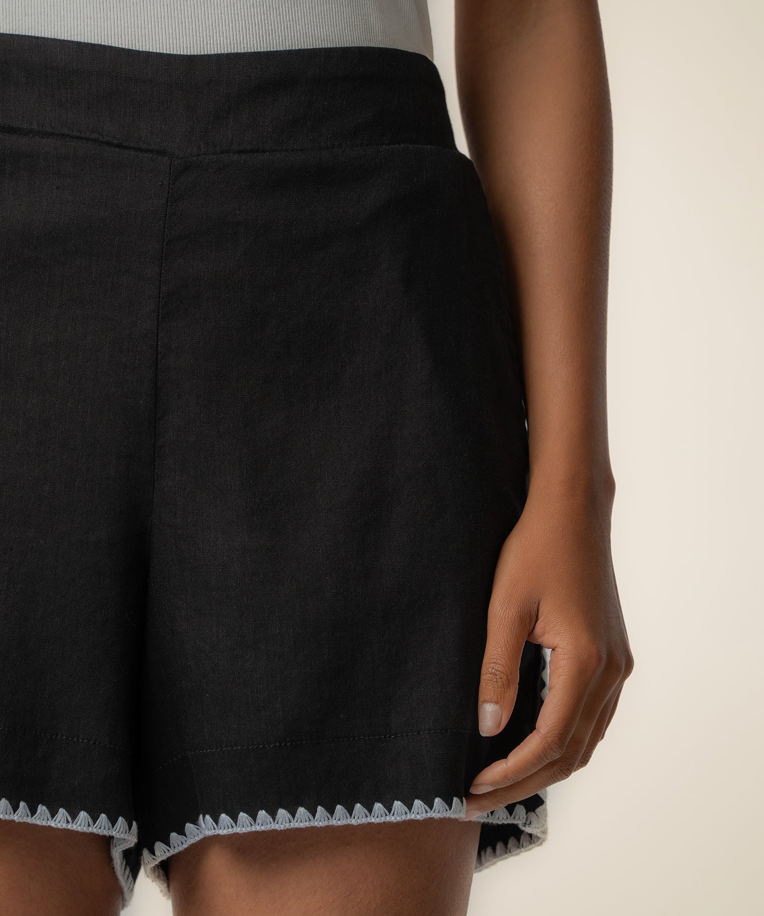 Nicolette Linen Bermuda in Black/White