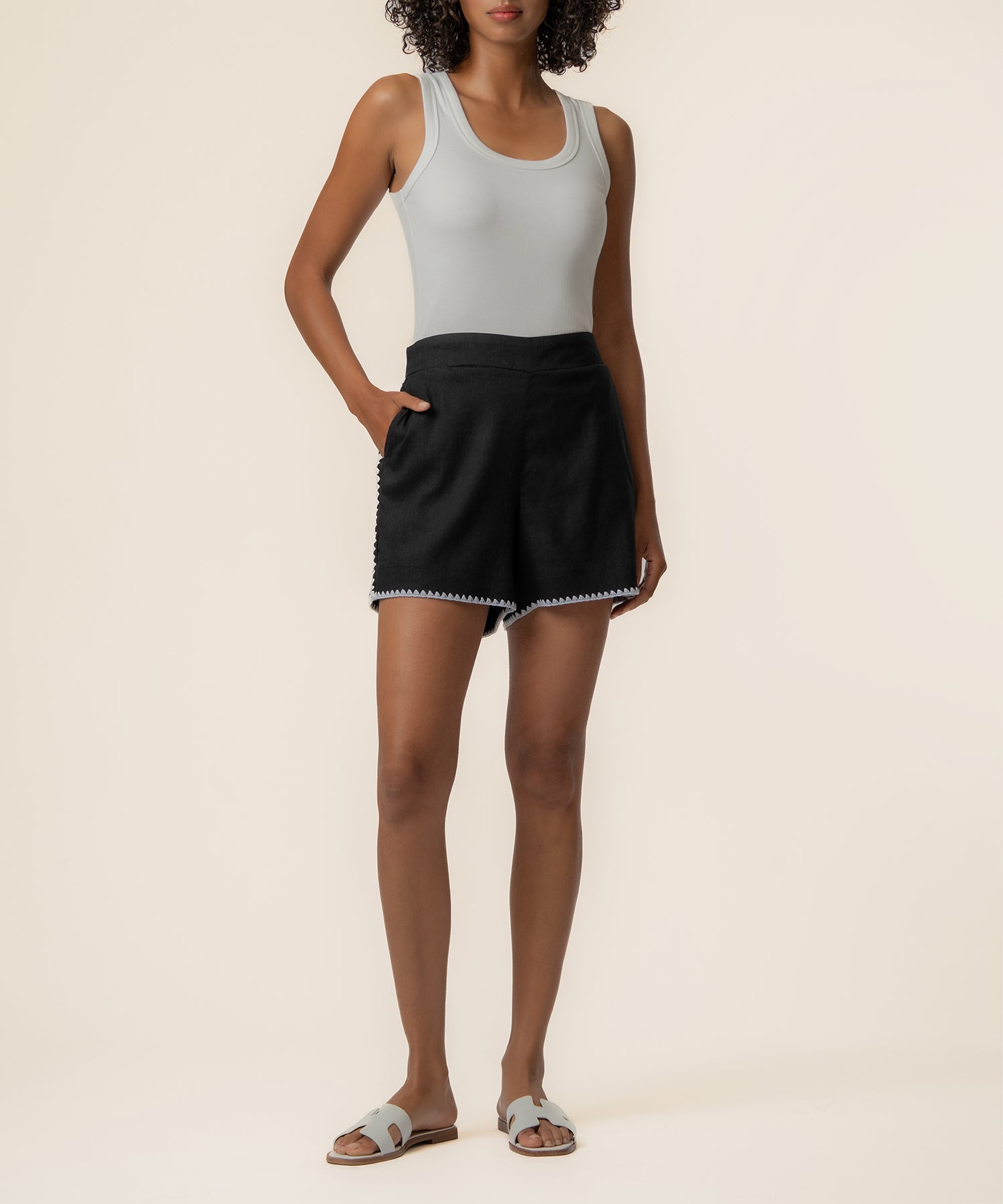 Nicolette Linen Bermuda in Black/White
