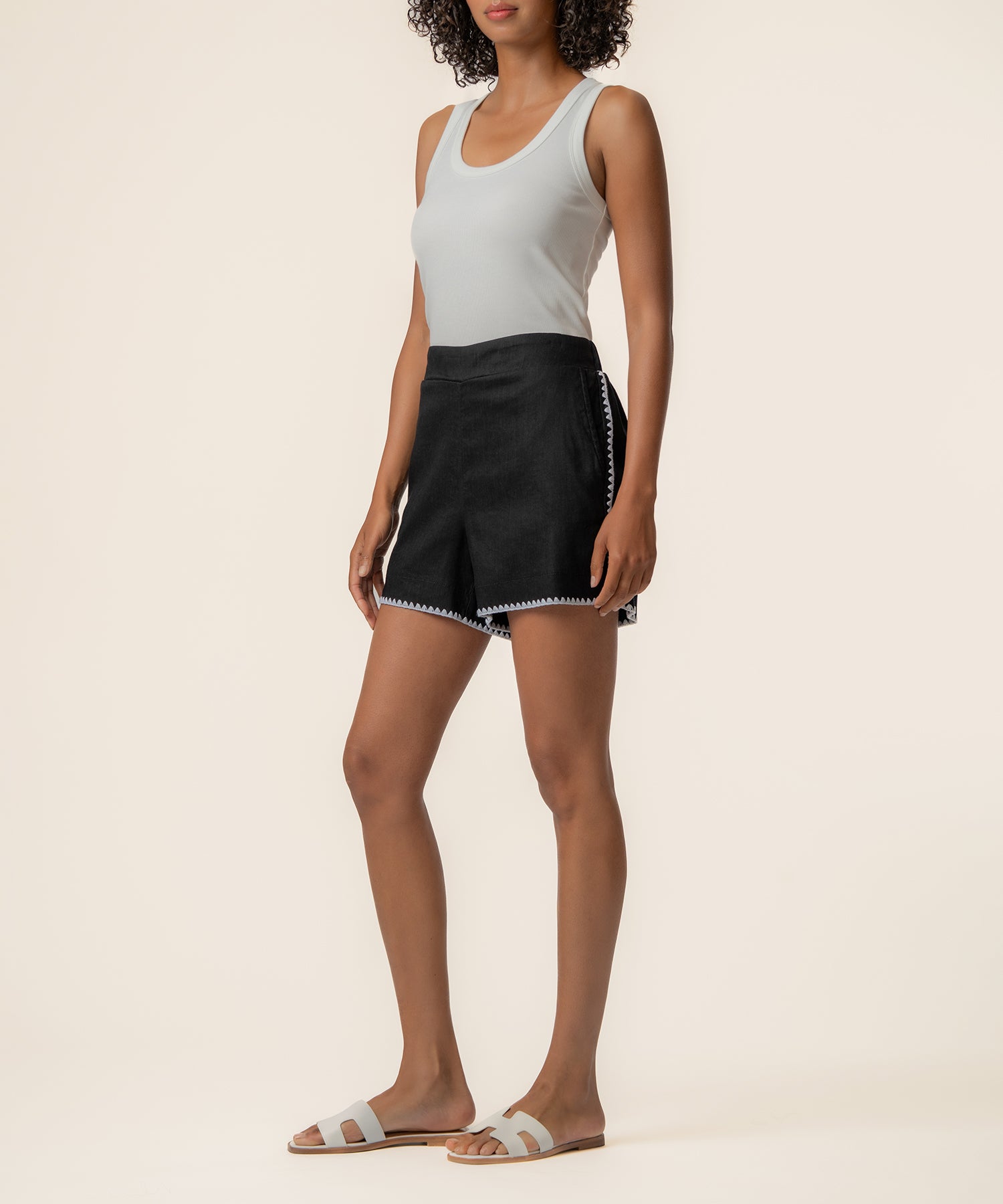 Nicolette Linen Bermuda in Black/White