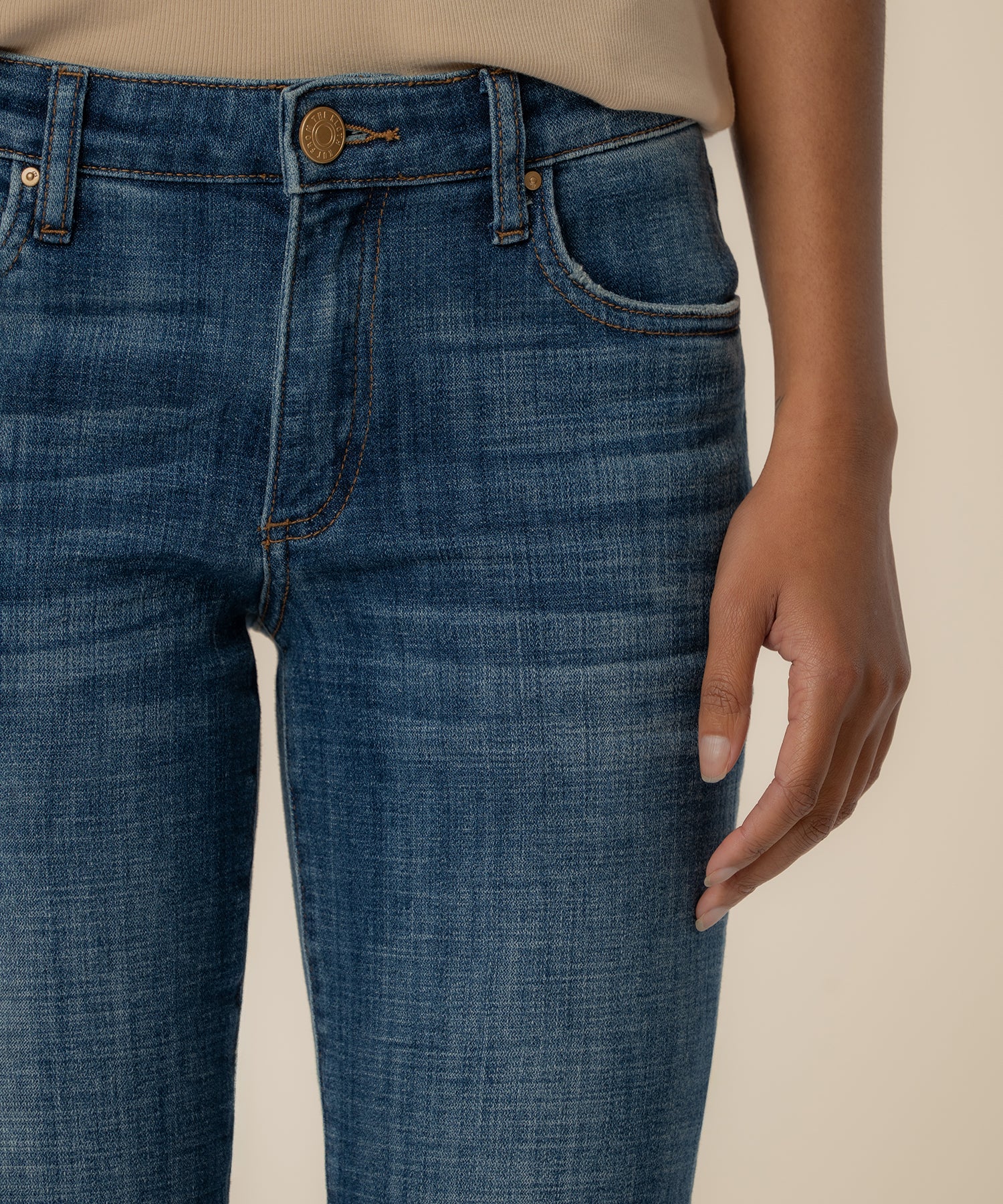 Amy Mid Rise Crop Straight Leg in Deserving Wash