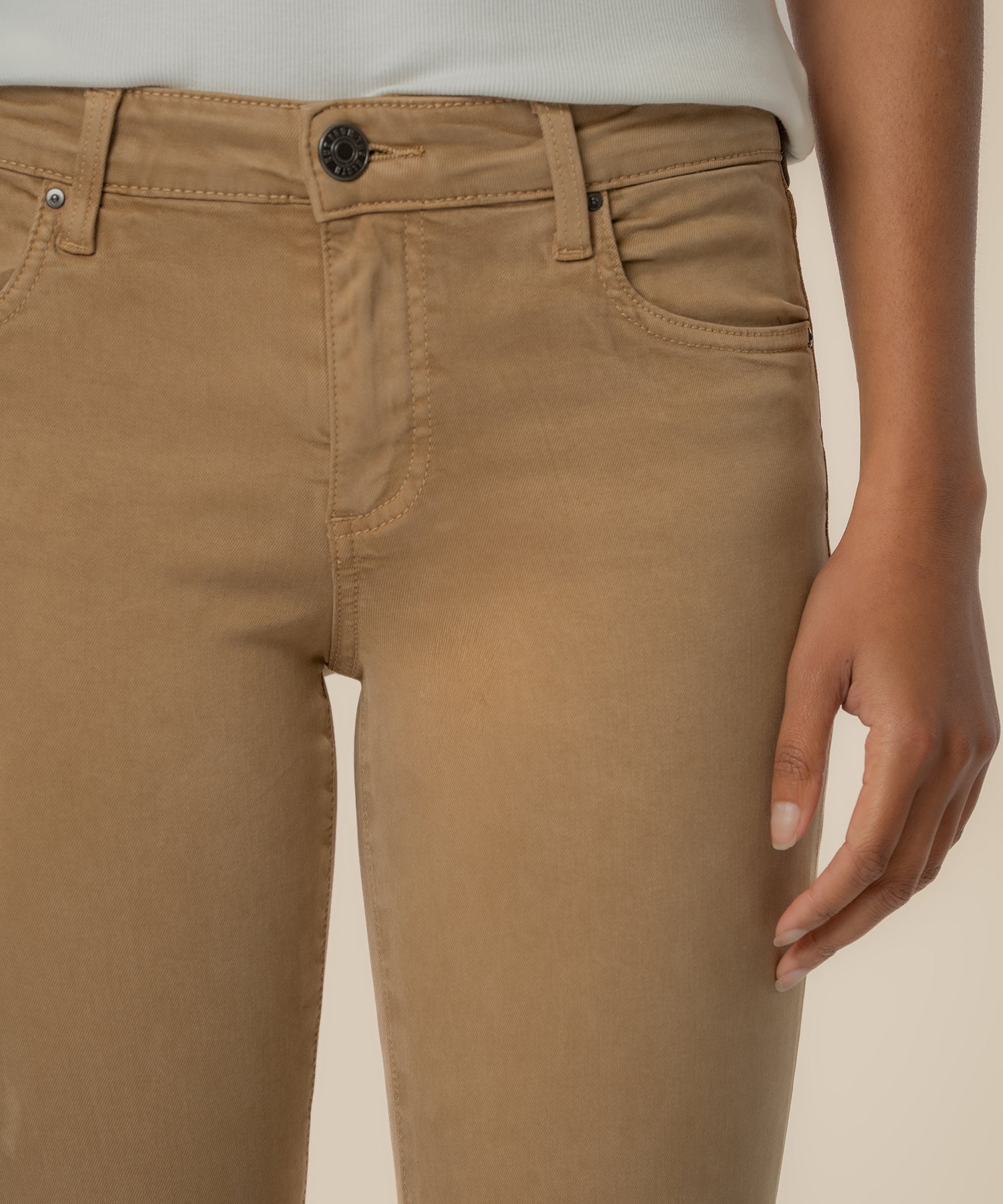 Amy Mid Rise Crop Straight, Petite in Chai