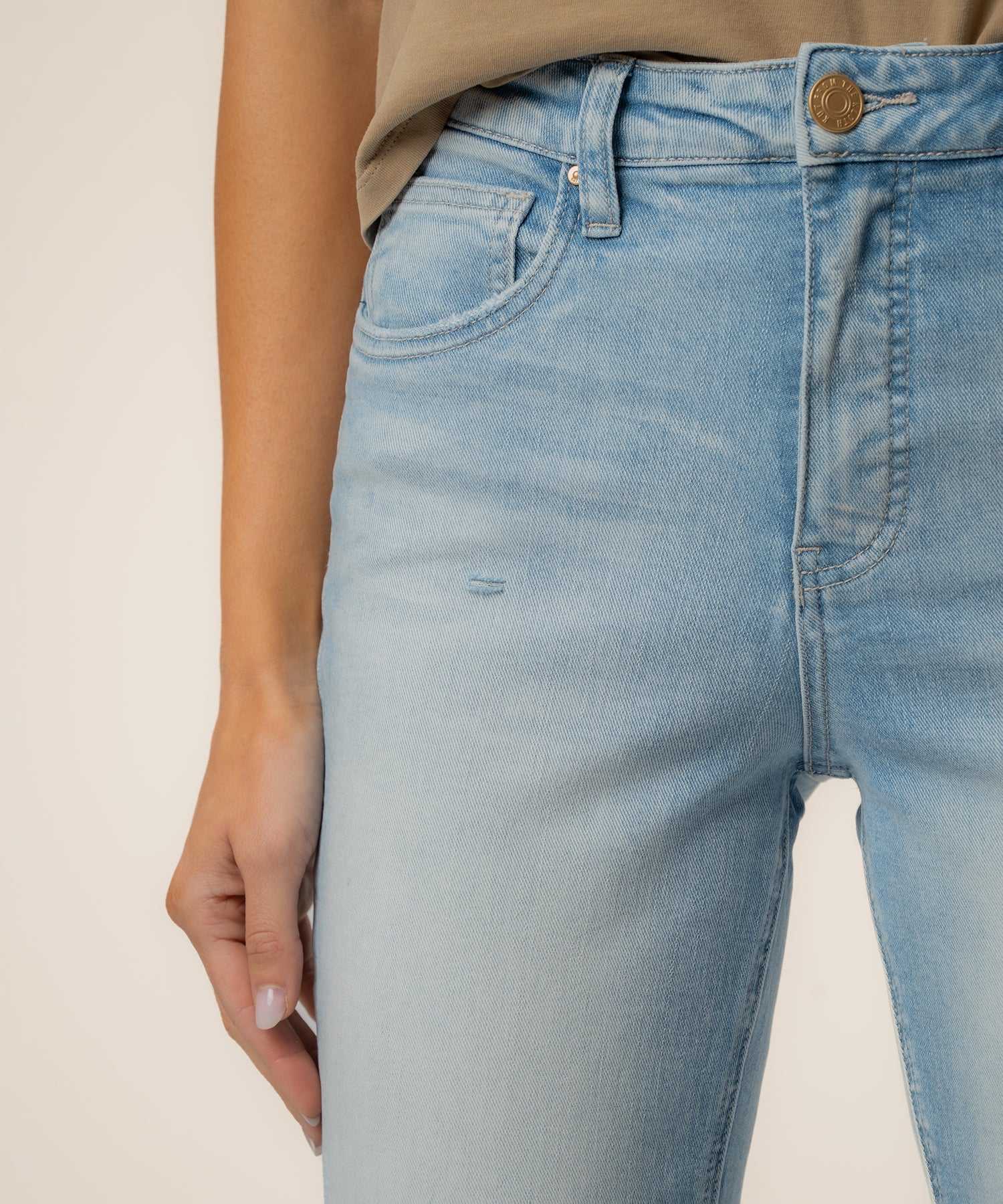 Rachael High Rise Mom Jean in Performance Wash