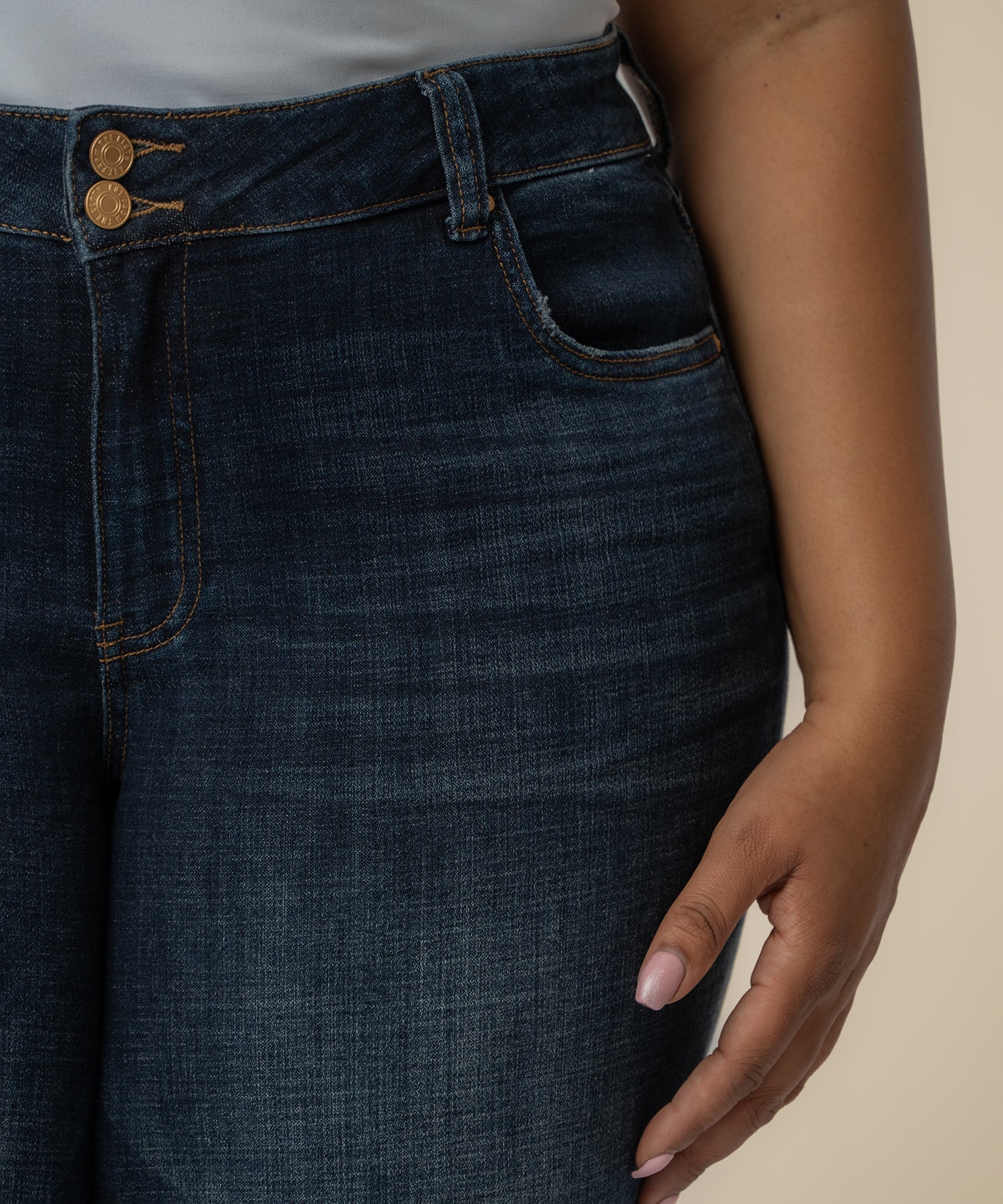 Amy Mid Rise Crop Straight, Plus in Acknowledging Wash