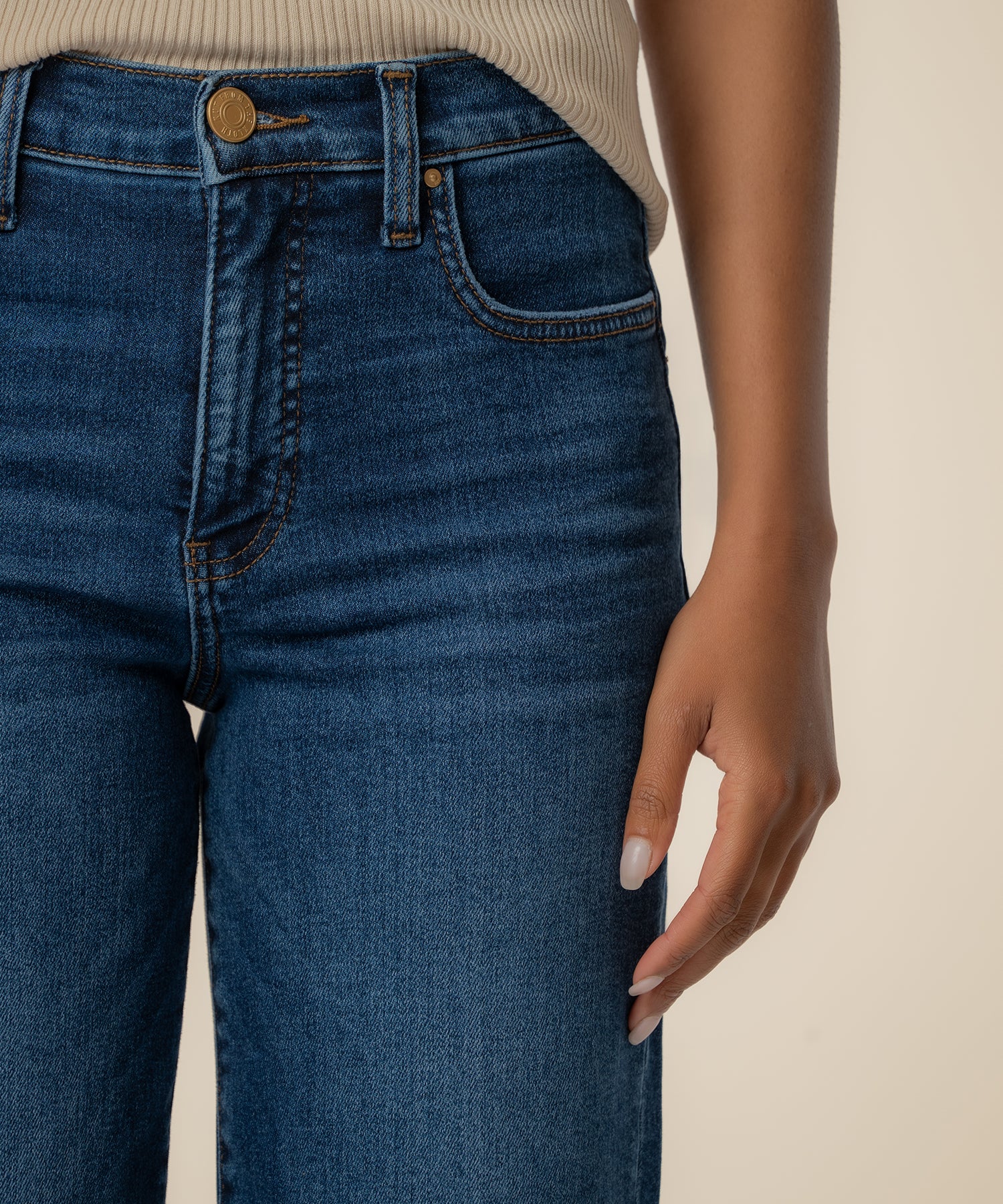 Avery High Rise Straight Leg, Exclusive in Embrace Wash