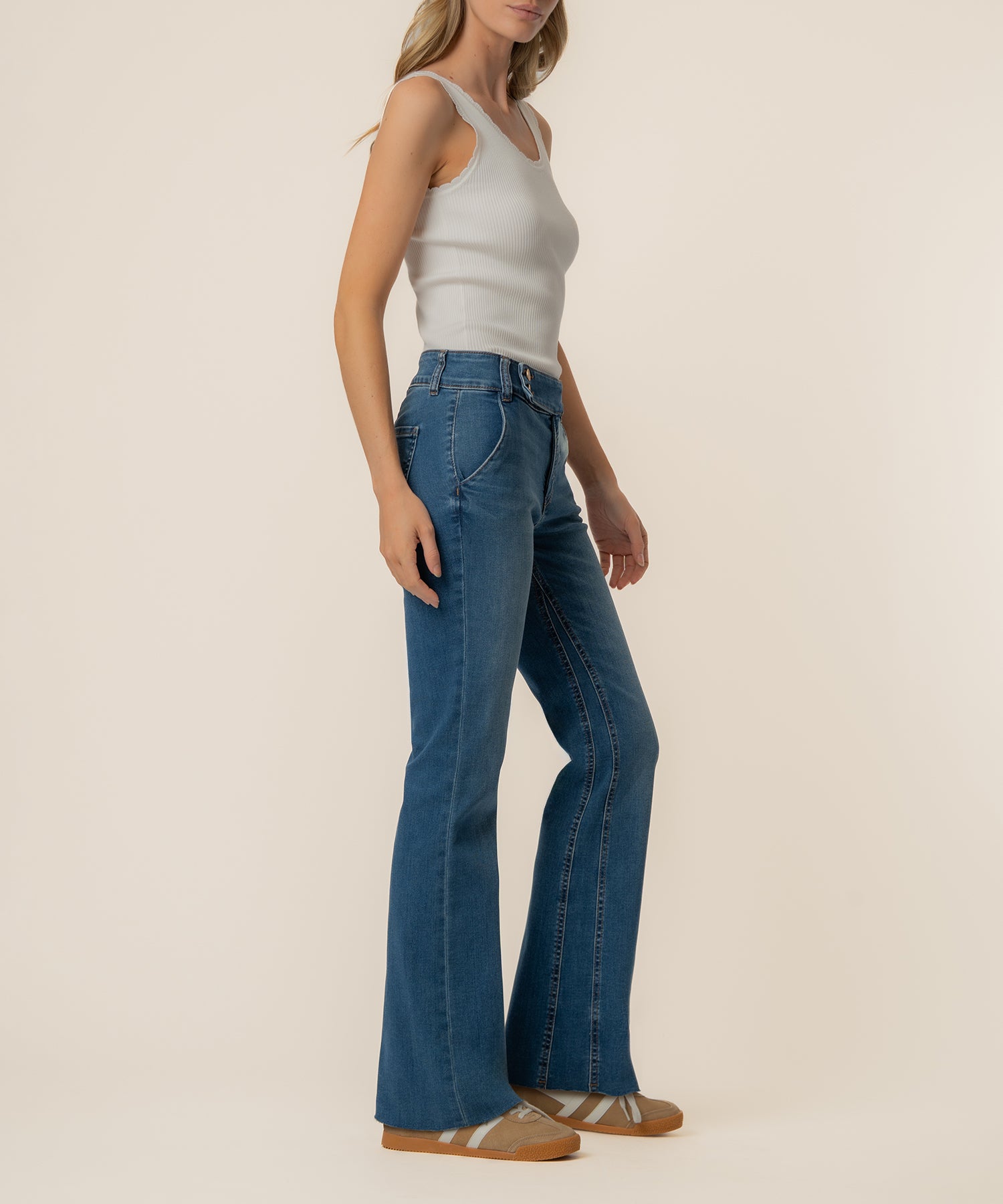 Kelly High Rise Flare in Honest Wash