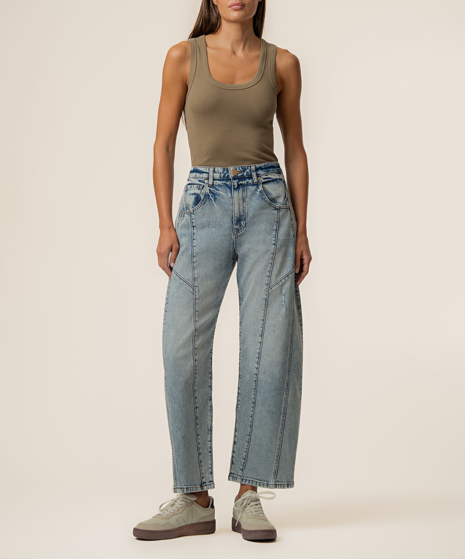 Ashlyn High Rise Horseshoe Barrel Leg, Exclusive in Joyous Wash