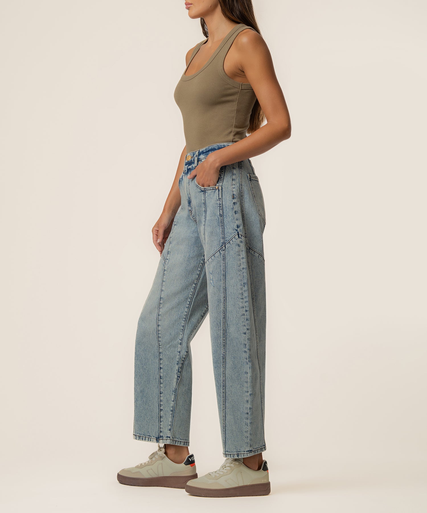 Ashlyn High Rise Horseshoe Barrel Leg, Exclusive in Joyous Wash