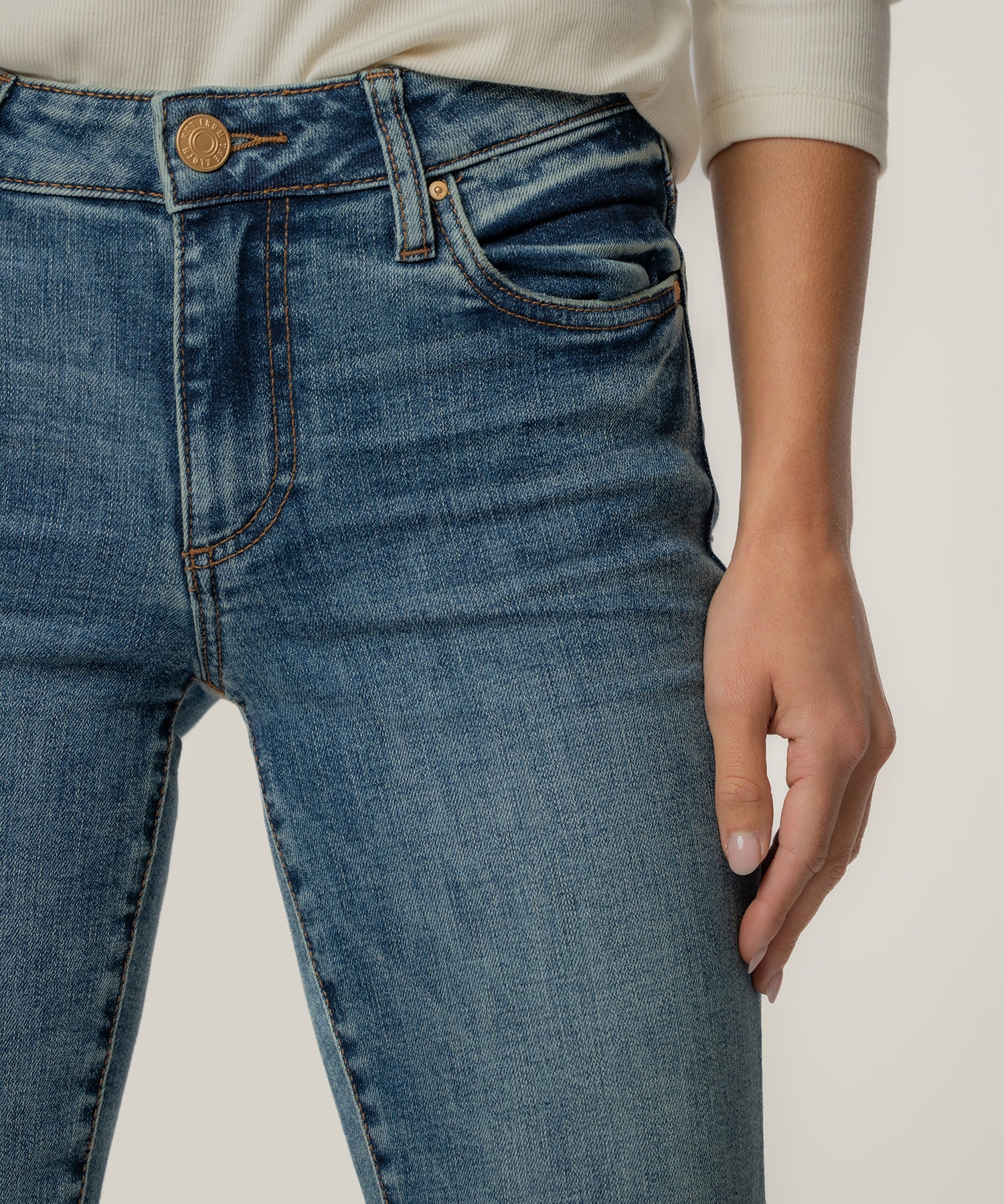 Catherine Mid Rise Boyfriend in Enigmatic Wash