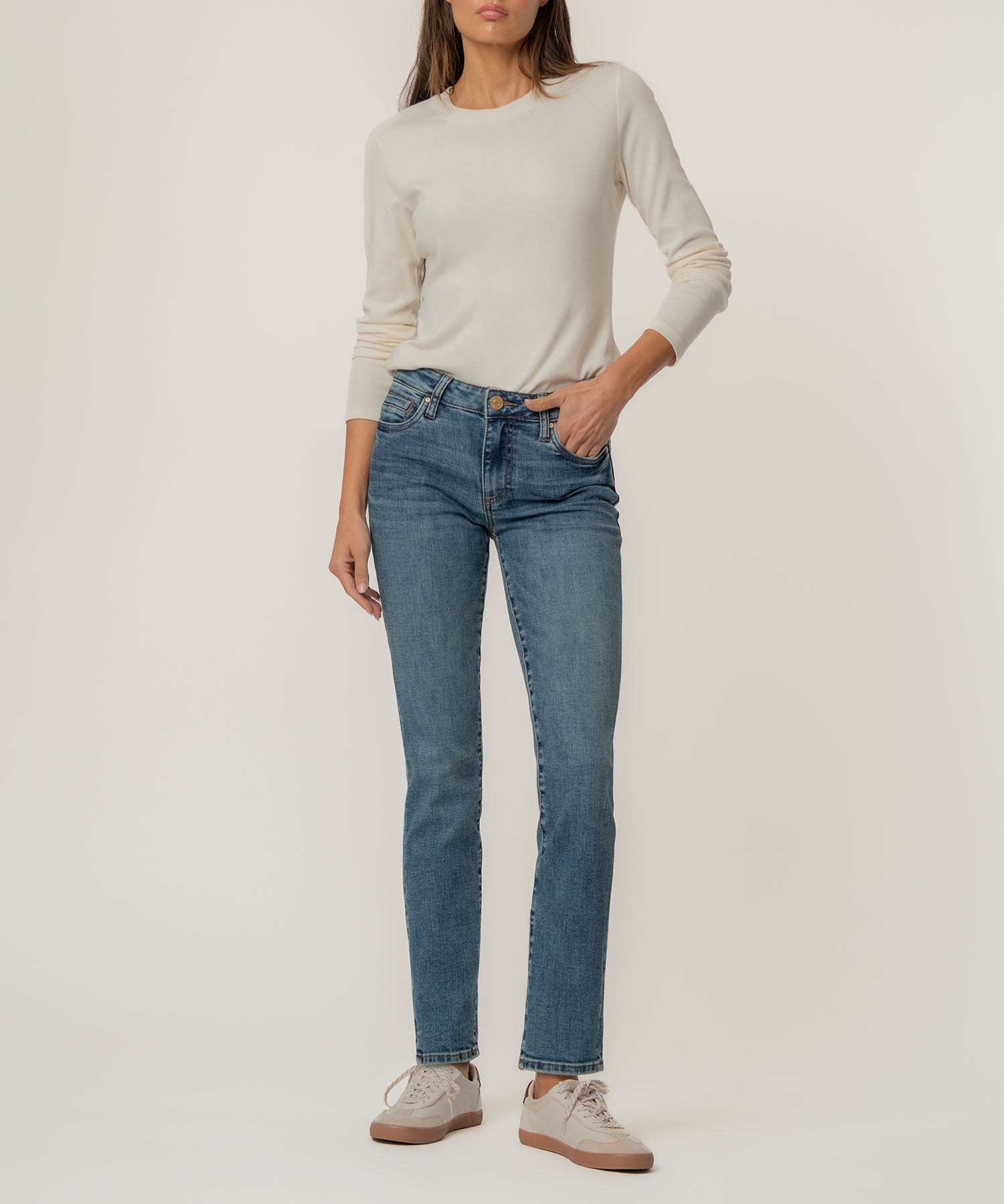 Catherine Mid Rise Boyfriend in Enigmatic Wash