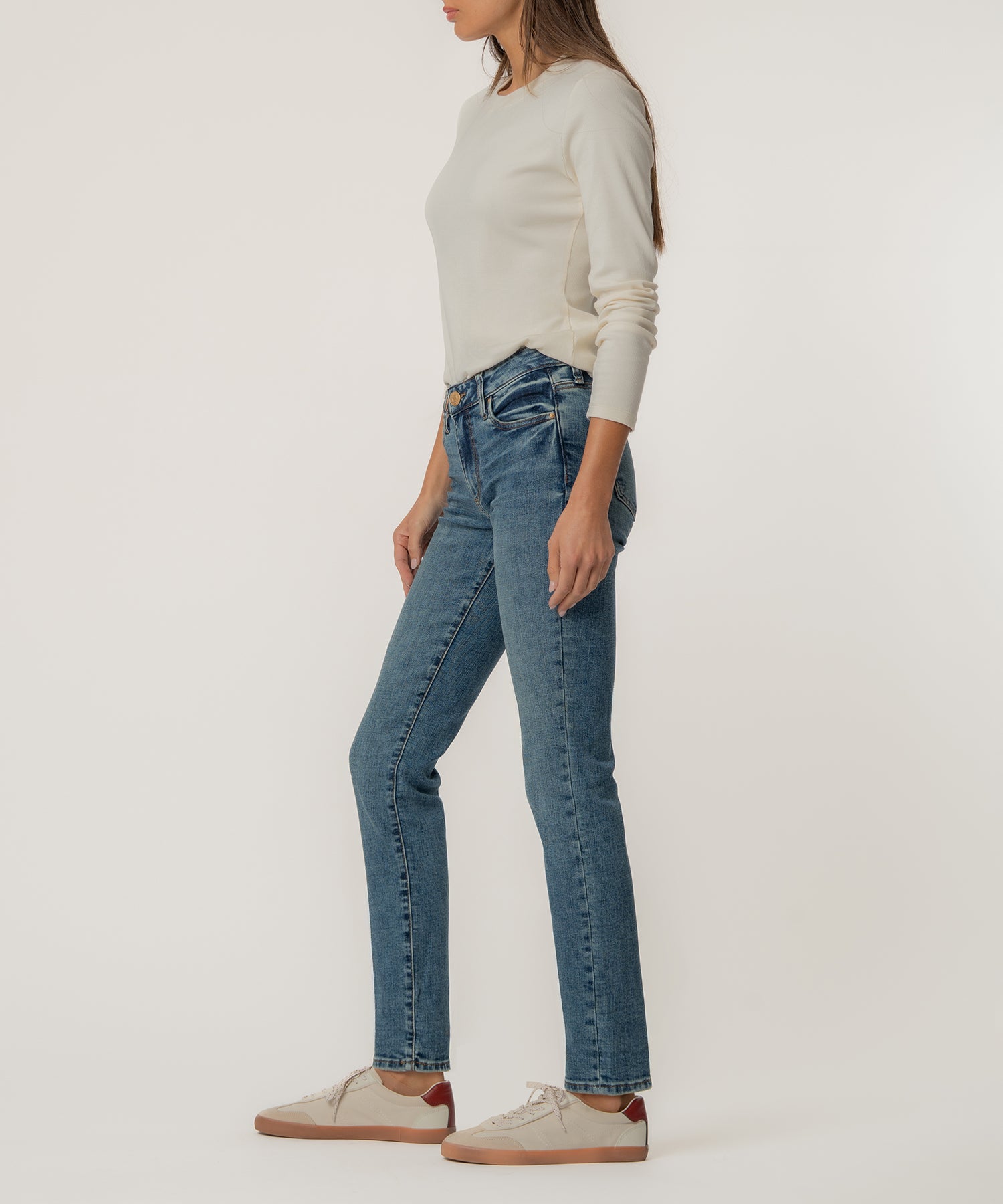Catherine Mid Rise Boyfriend in Enigmatic Wash