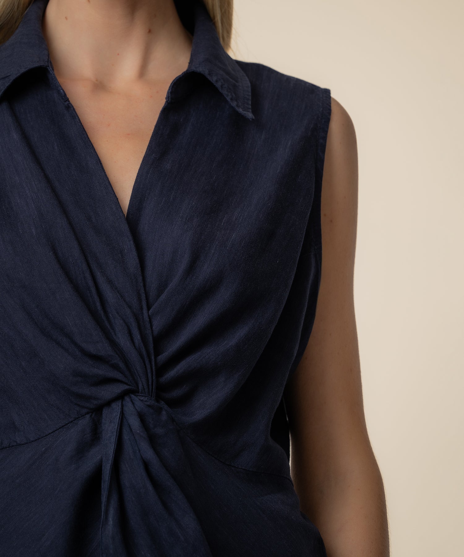 Sara Linen Top in Navy